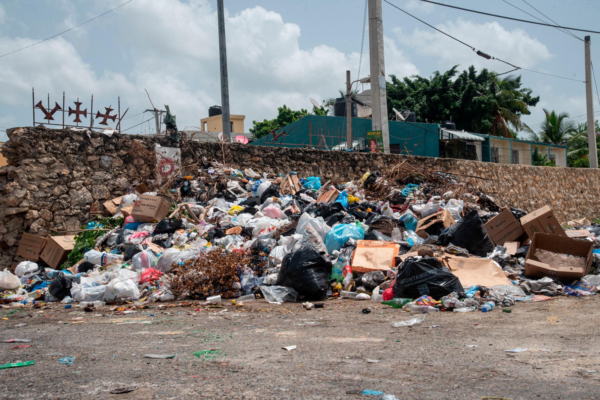 Basura acumulada en el sector El Pensador de Villa Duarte. 