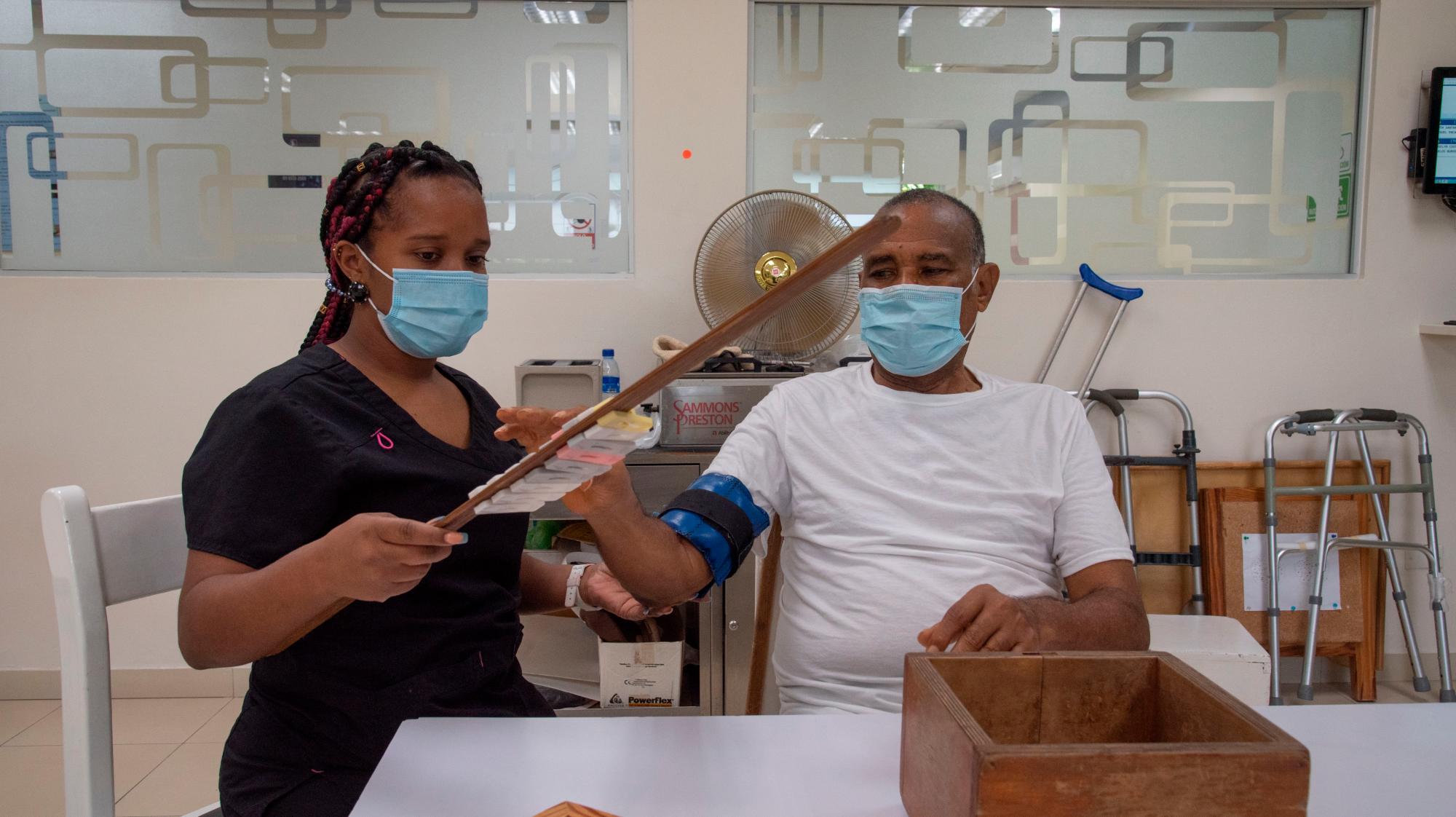 Pacientes son atendidos en la sala de adultos