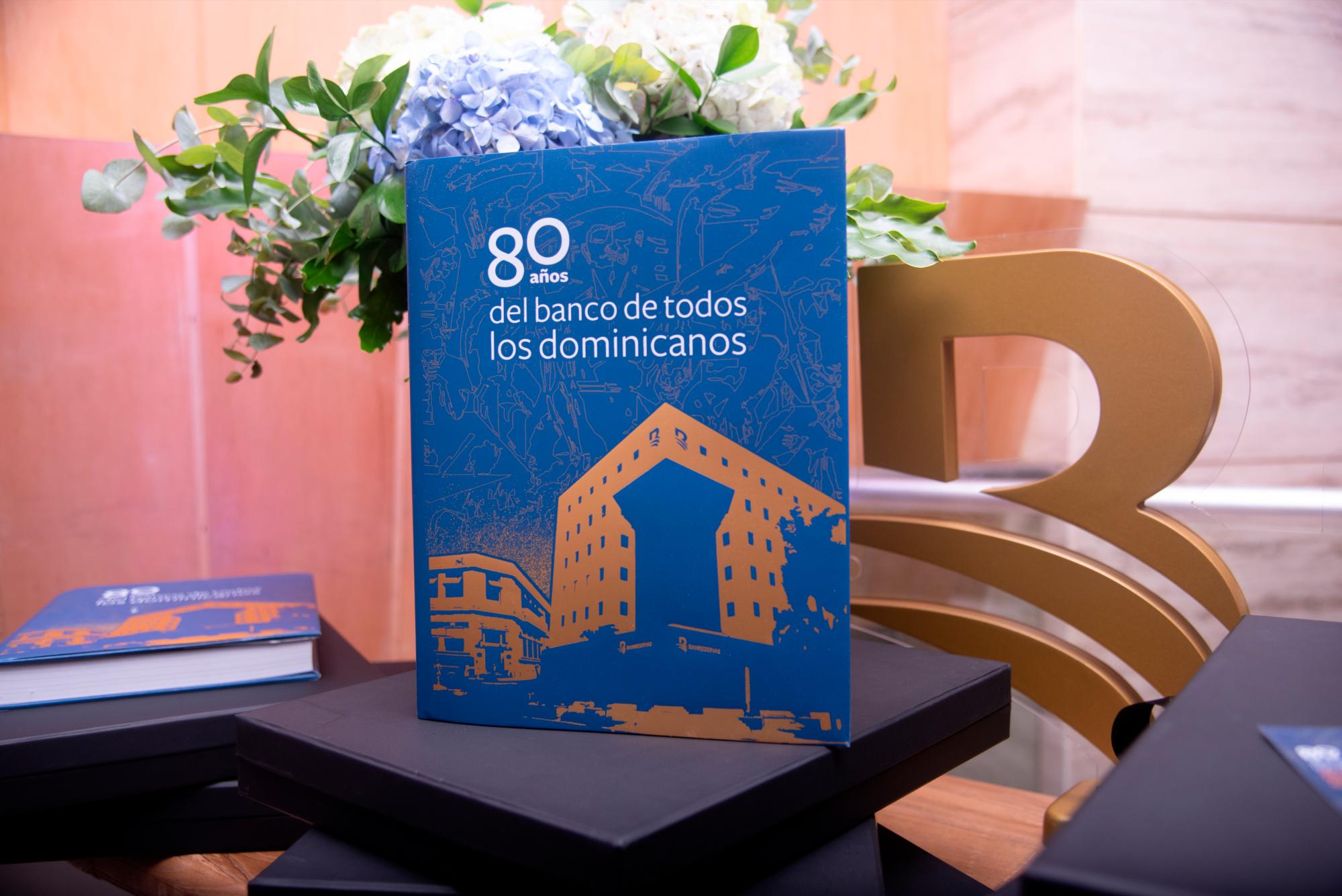 El libro “80 años del banco de todos los dominicanos”.