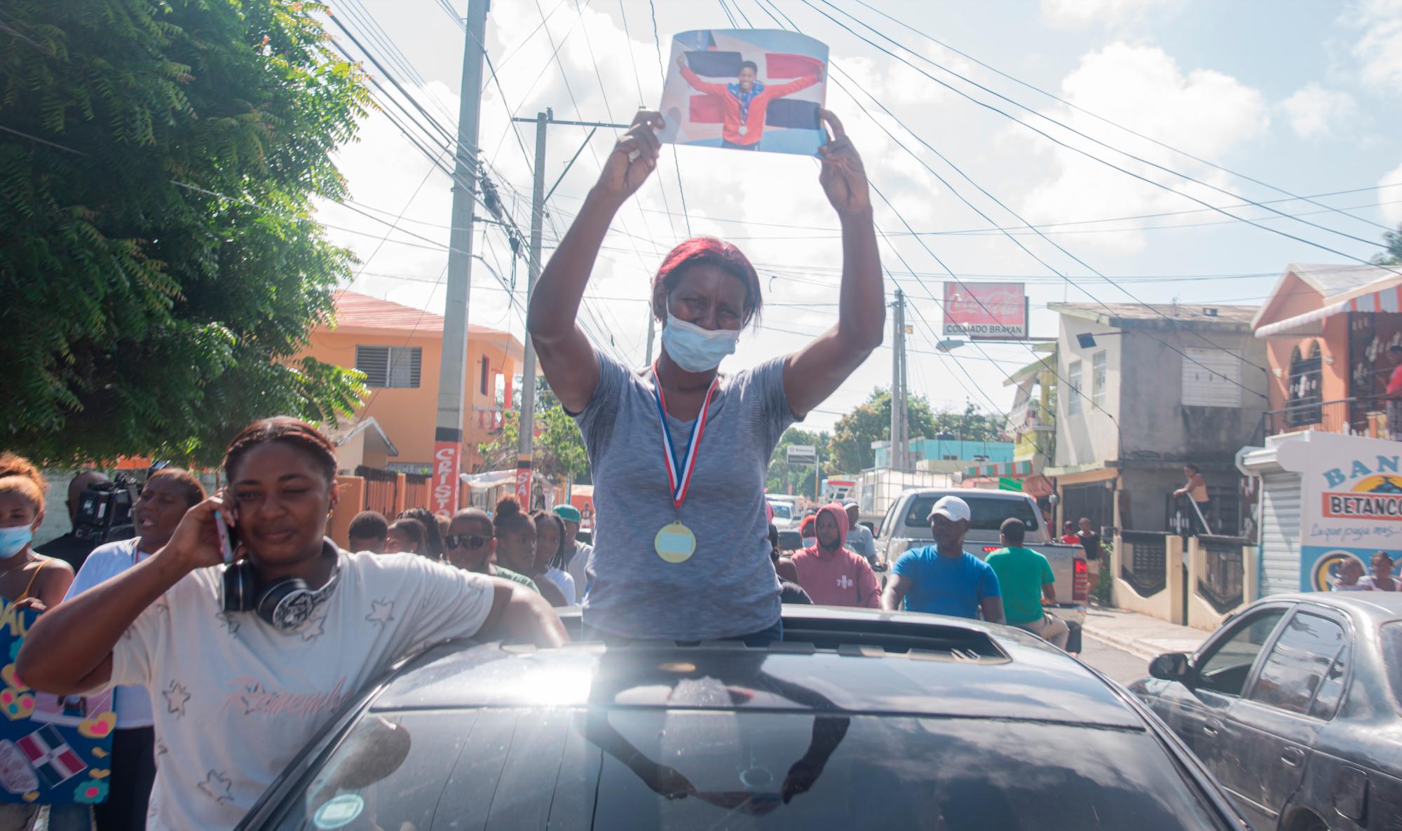 Celebración en Nizao por el triunfo de Marileidy Paulino.