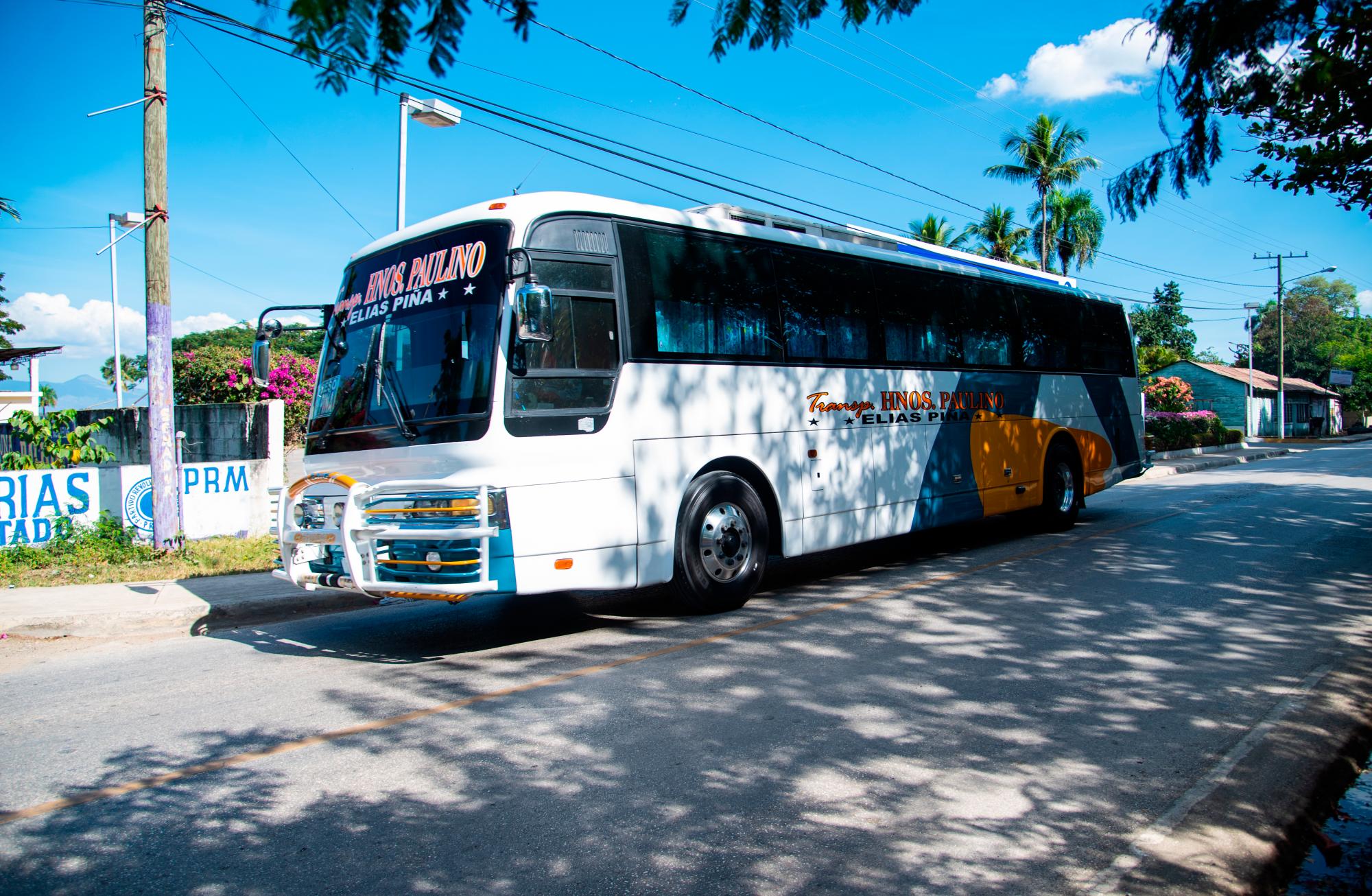 Paulino posee varias guaguas de transporte de pasajeros.