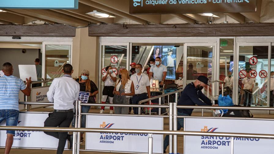 Mejora llegada de turistas, pero aún no borra la caída