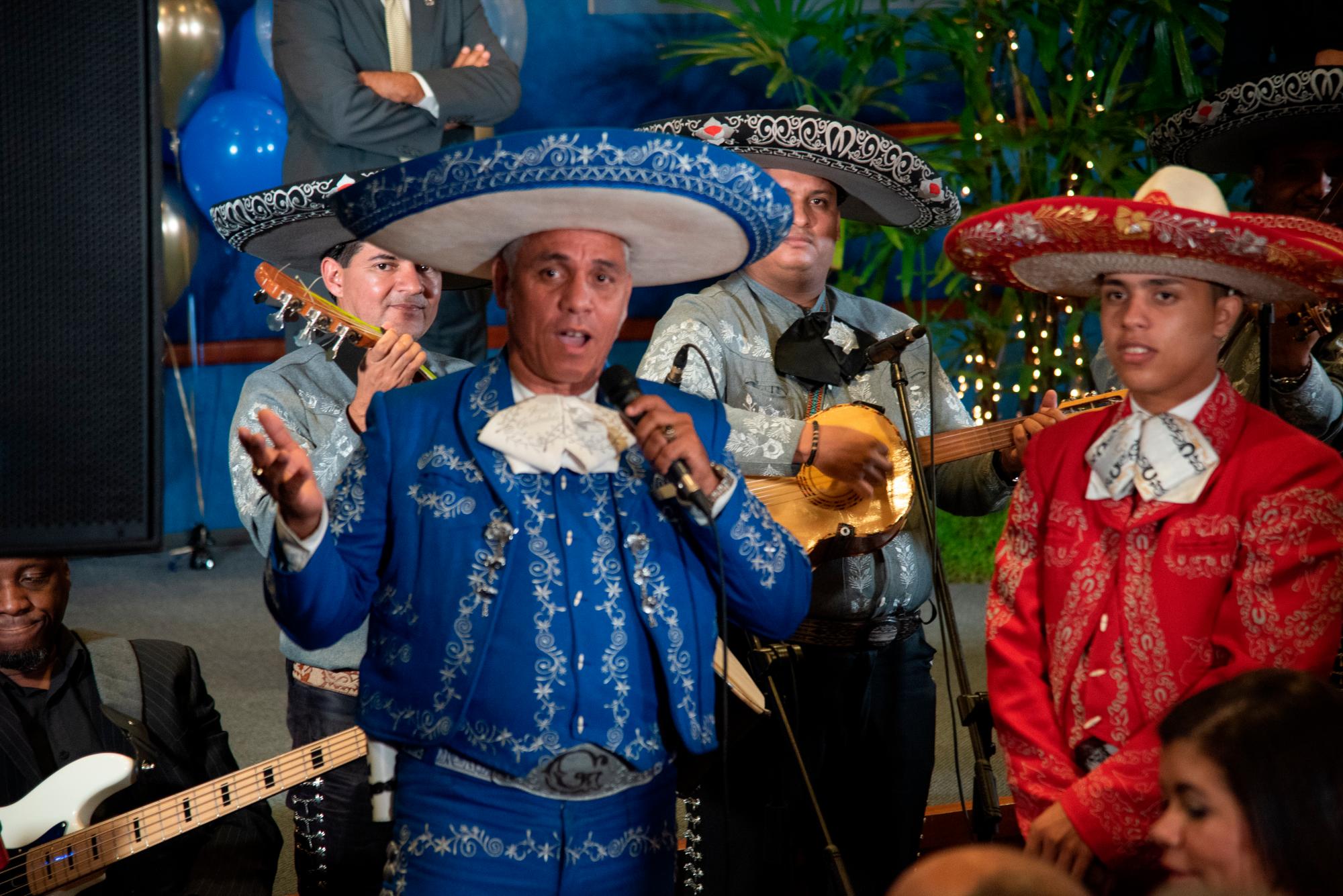 El mariachi ‘Garabito’ entonó las notas de “Volver, volver” y de “De qué manera te olvido”, de Vicente Fernández, en ocasión del 65 aniversario del natalicio de Fernández Reyna.
