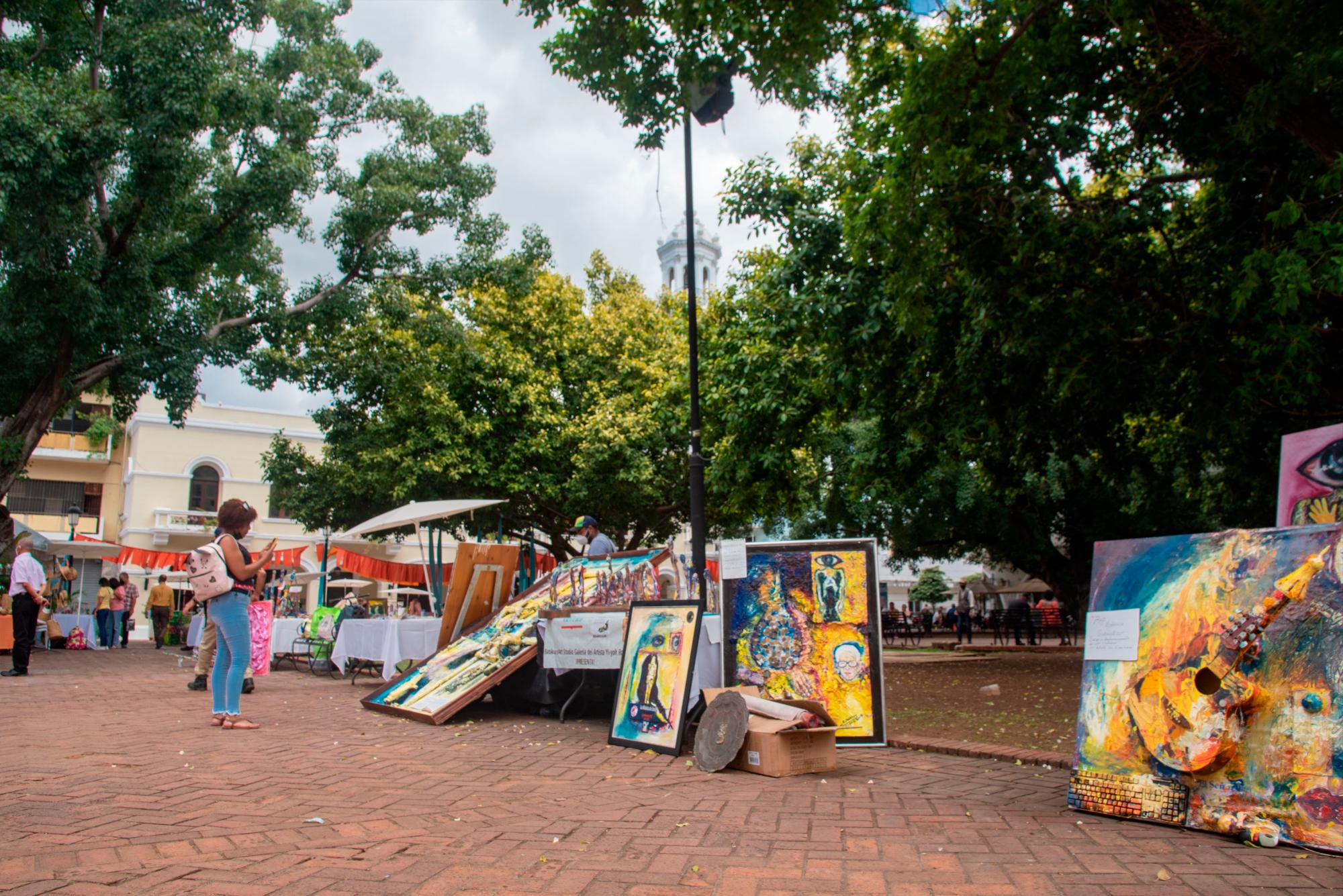Exposición de artesanía en el Parque Colón.