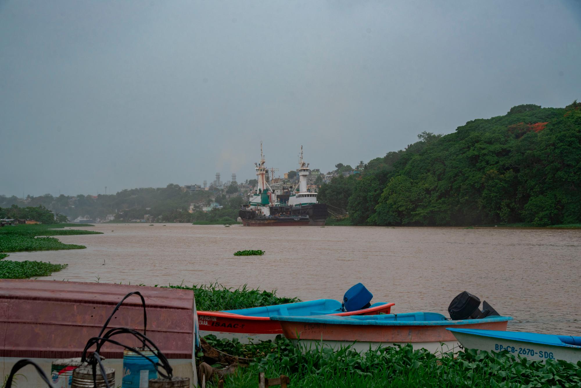 El río Ozama comenzó a subir su nivel después del mediodía.