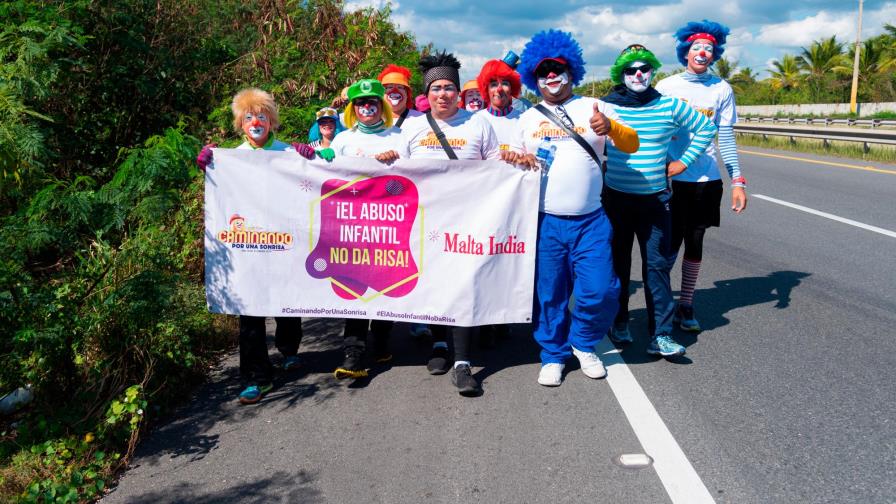 Payasos han recorrido más de 200 kilómetros en su caminata contra el abuso infantil Payasos han recorrido más de 200 kilómetros en su caminata contra el abuso infantil