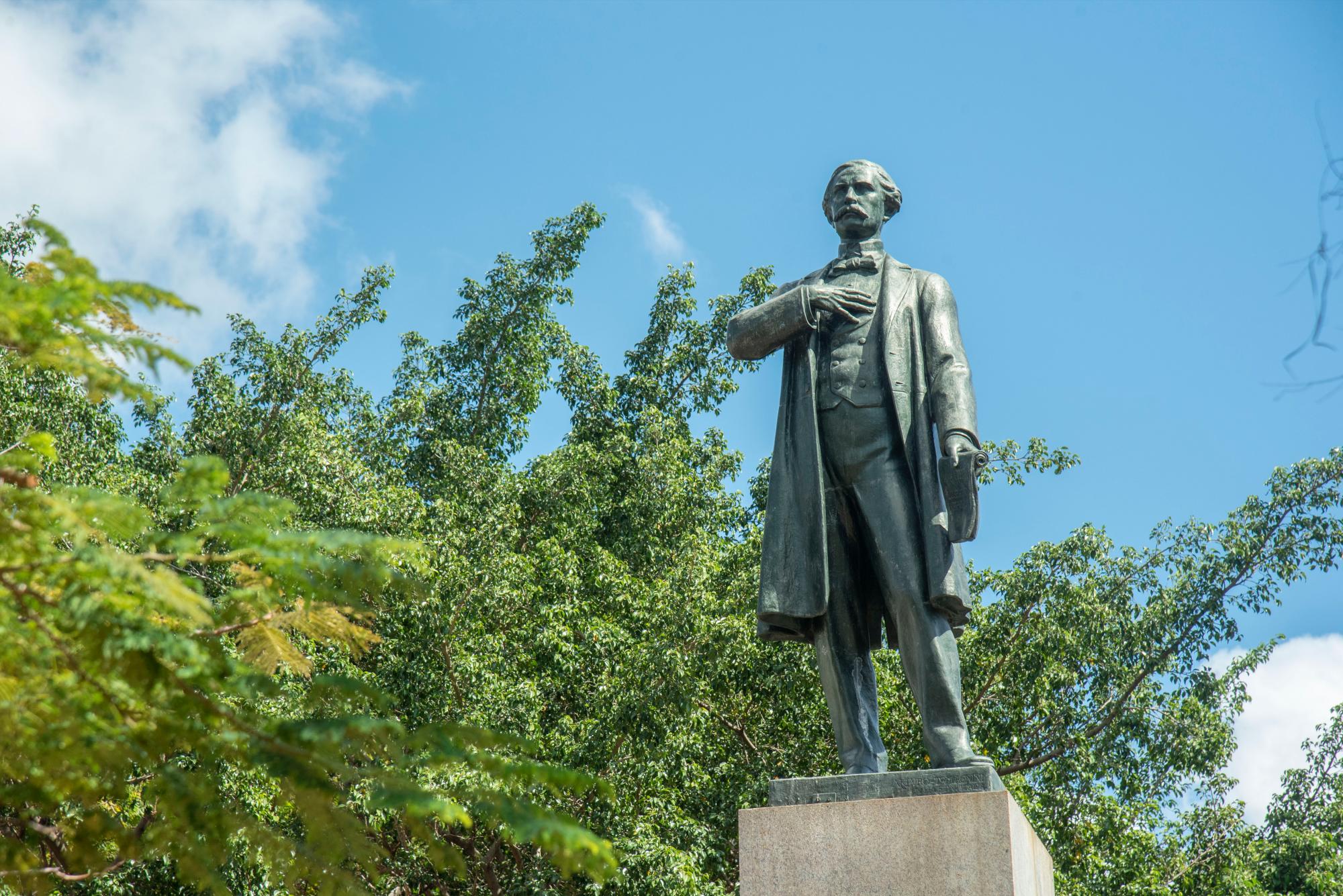 Una estatua alta de Juan Pablo Duarte, padre de la independencia dominicana, se encuentra en el centro del parque el cual lleva su nombre en la zona colonial.