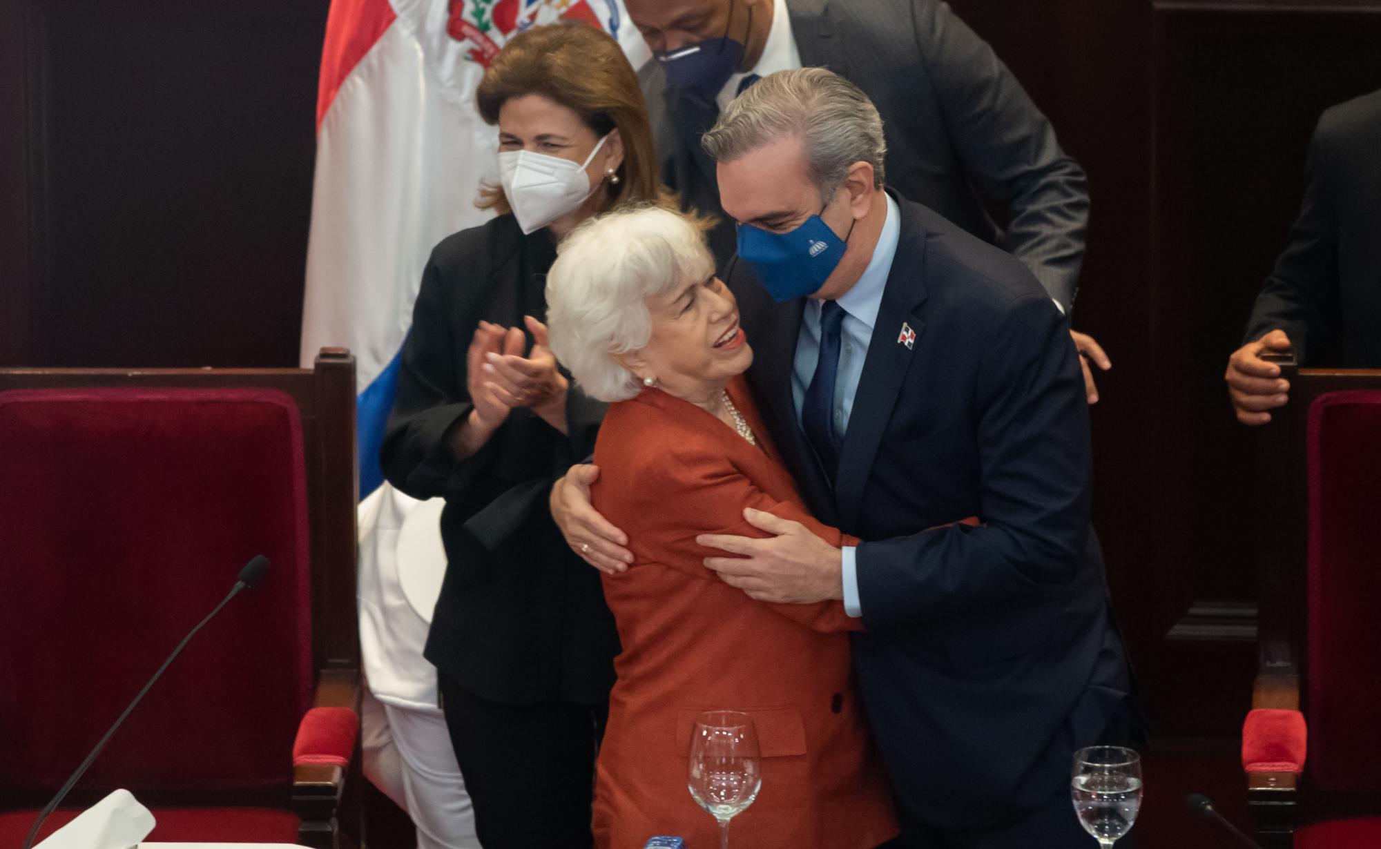 Un efusivo abrazo entre el presidente Luis Abinader y Milagros Ortiz Bosch sirvió como cierre durante el acto de homenaje que se brindó a la directora de Ética e Integridad Gubernamental