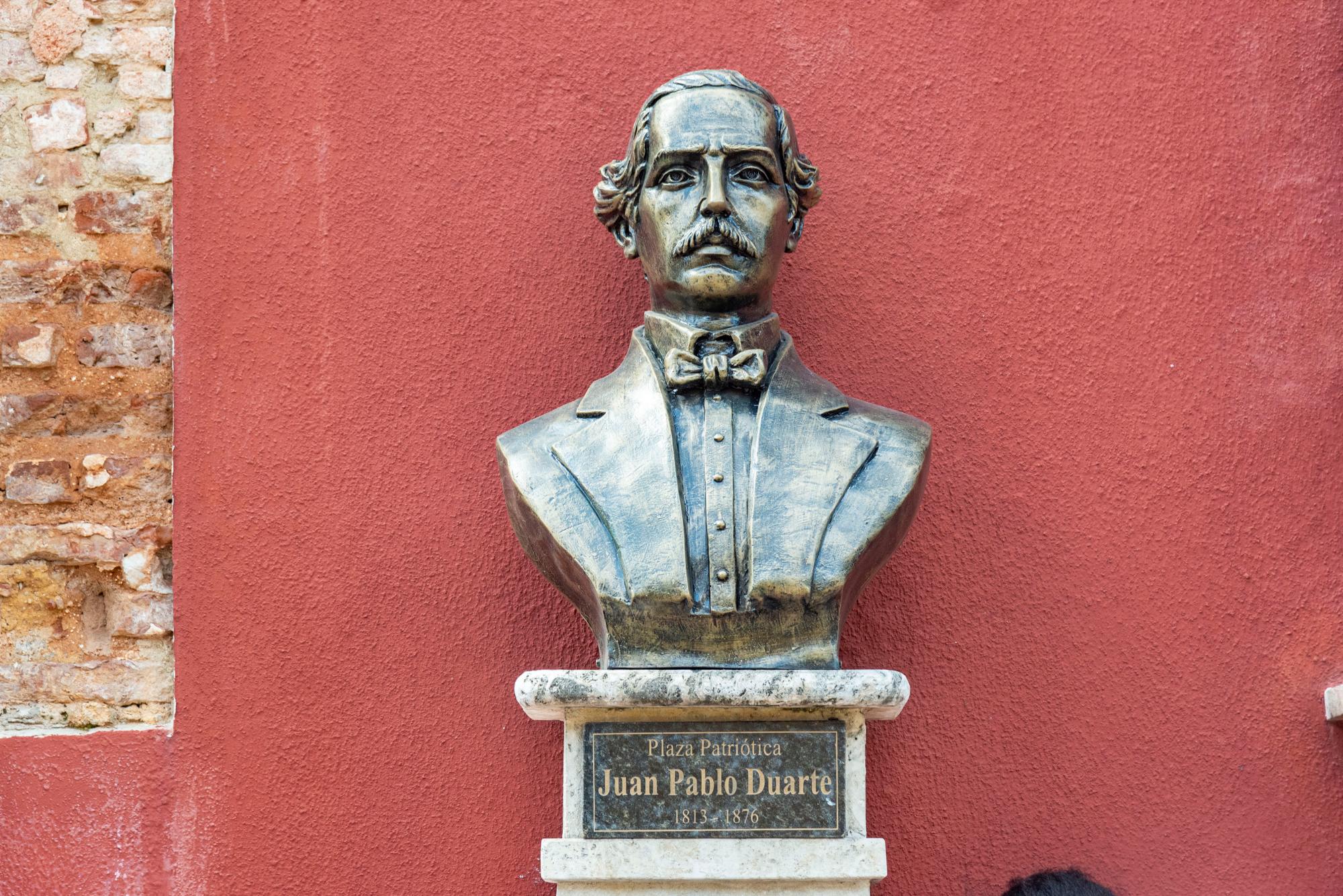 Busto del patricio, Juan Pablo Duarte en la acera del Museo Casa Duarte, en la Calle Isabel La Católica 304.
