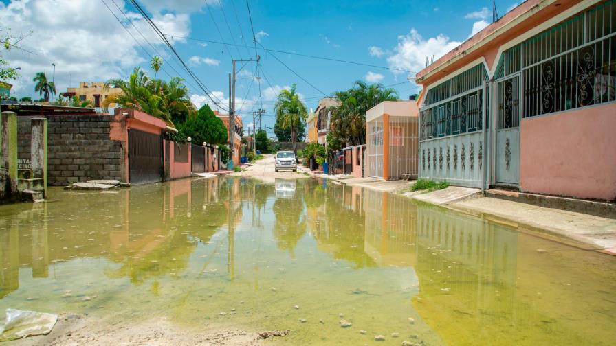 Alcalde Carlos Guzmán afirma trabaja para solucionar problema de charco denunciado por José Boquete