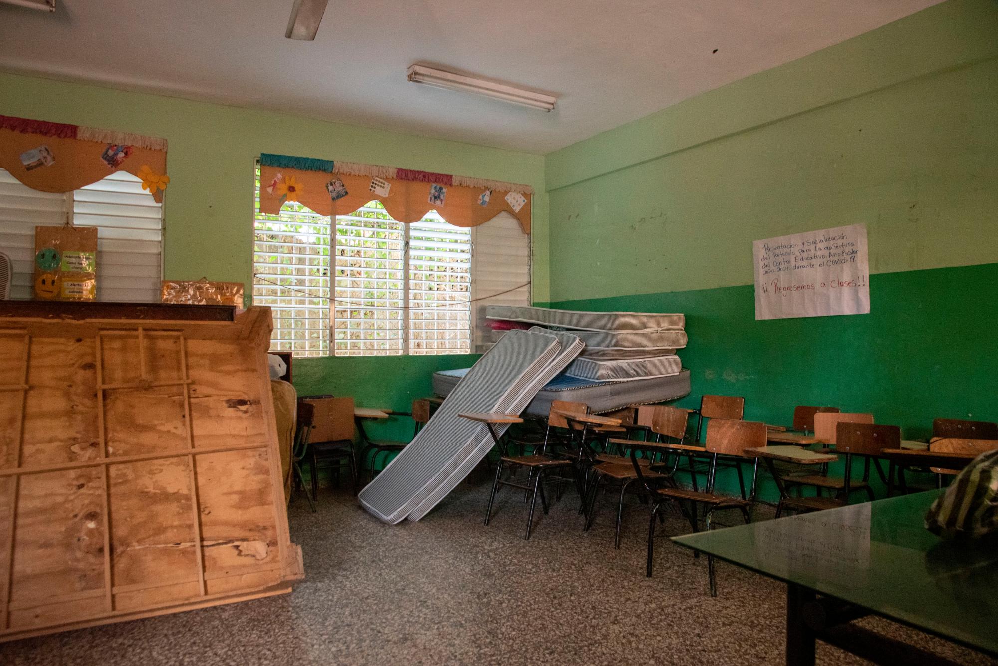 Ajuares de refugiados en el centro educativo El Túnel de Capotillo.