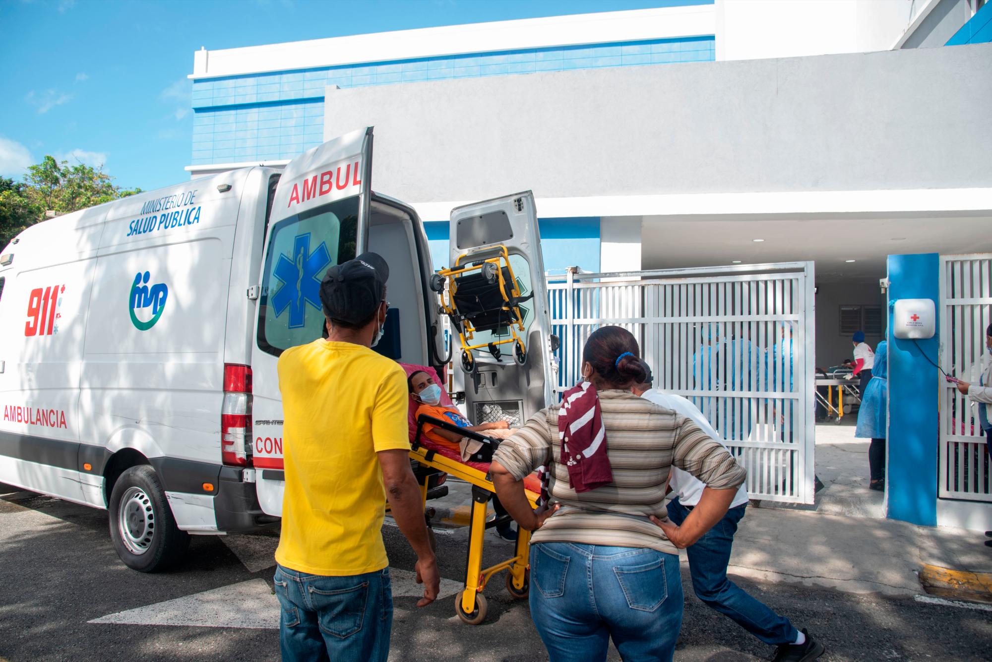 Personas velan por el traslado de su familiar en el Moscoso Puello.