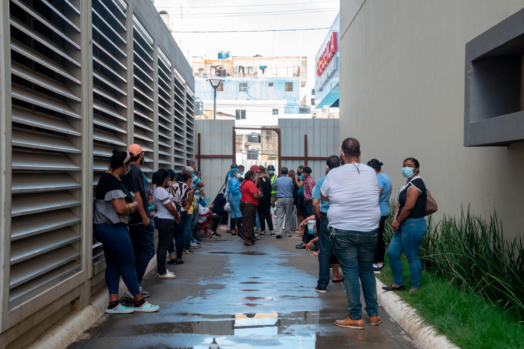 Familiares esperan noticias de su paciente en el Materno Infantil Luis Eduardo Aybar.