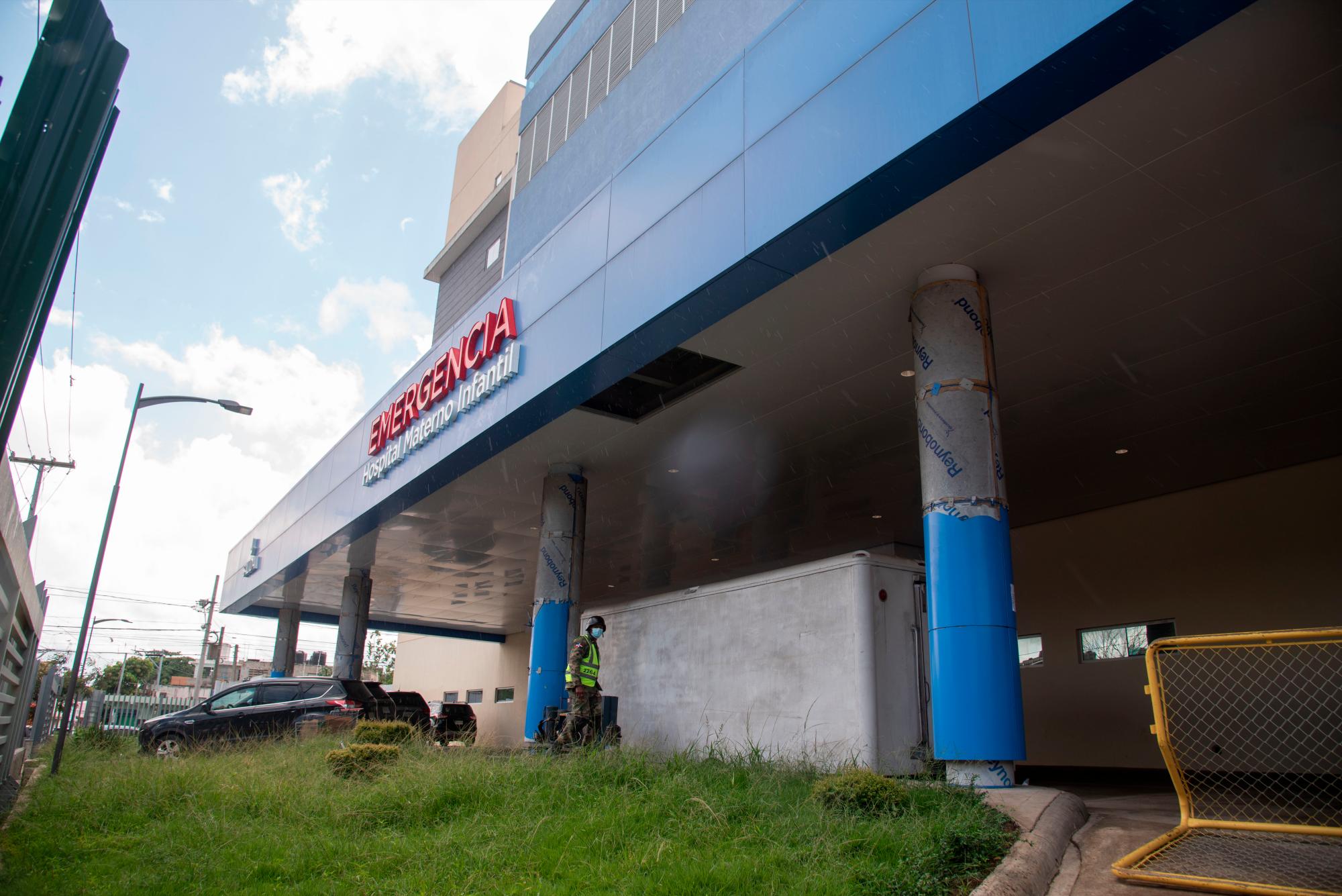 Furgón que funciona como morgue en el Materno Infantil Luis Eduardo Aybar.