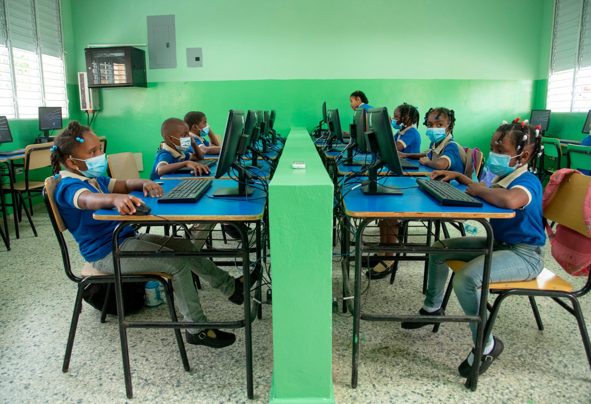 Algunos alumnos encontraron sus viejas aulas modernizadas con nuevos equipos informáticos. (EDDY VITTINI)
