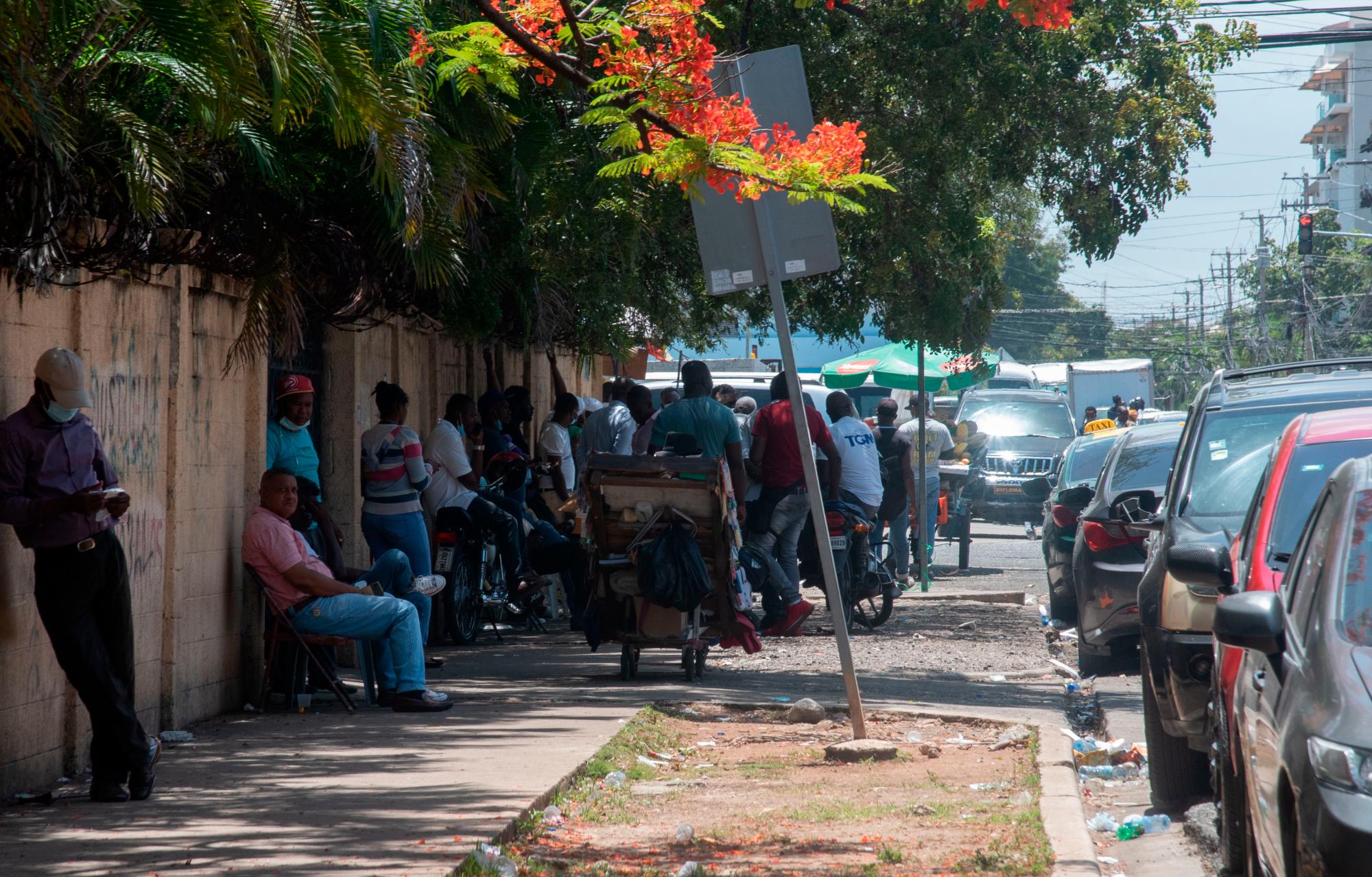 En el entorno de la embajada de Haití siempre hay aglomeraciones de personas.