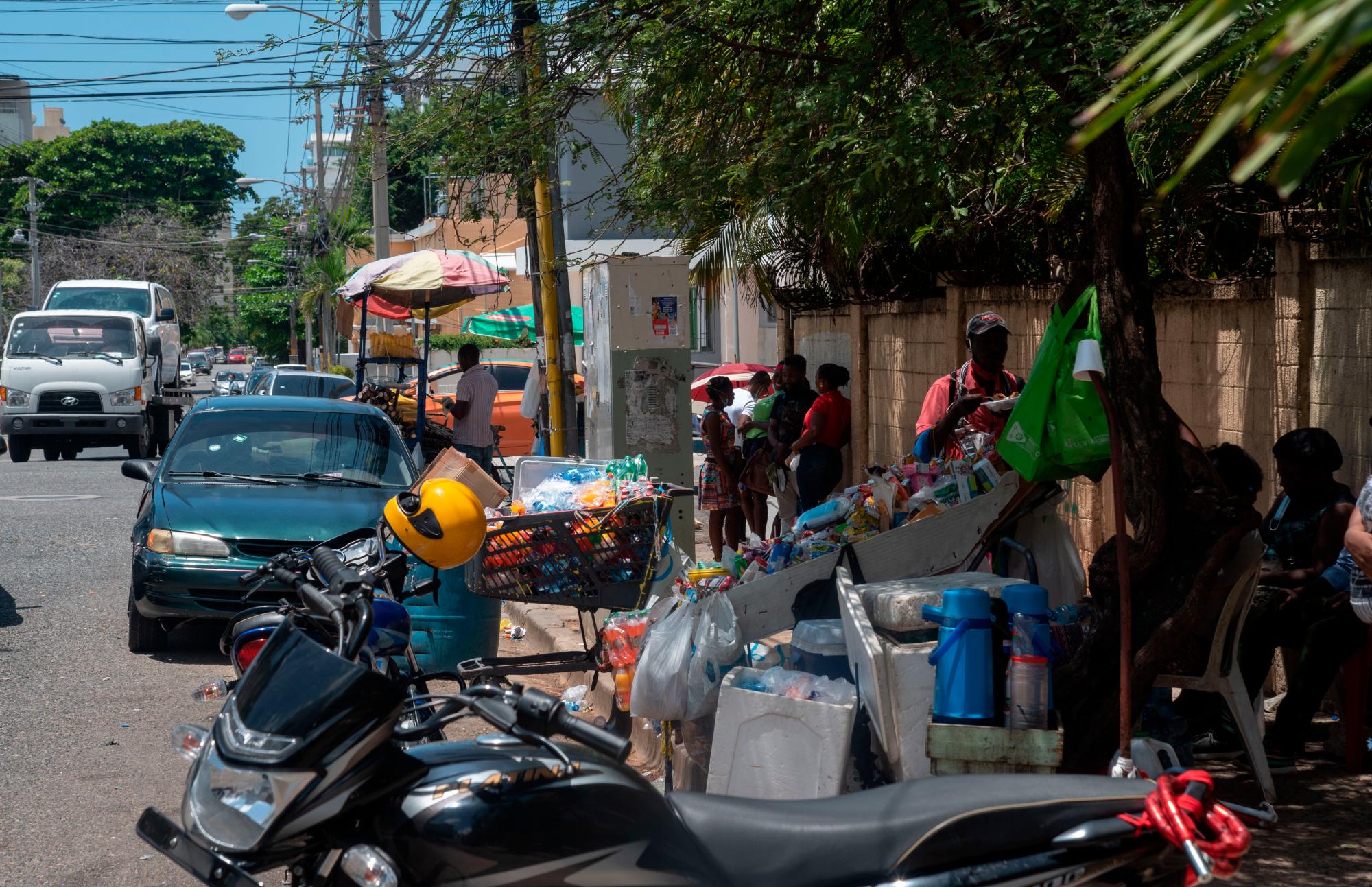 En los alrededores de la embajada de Haití, hay diversos tipos de negocios ambulantes que ocupan espacios para los transeúntes.
