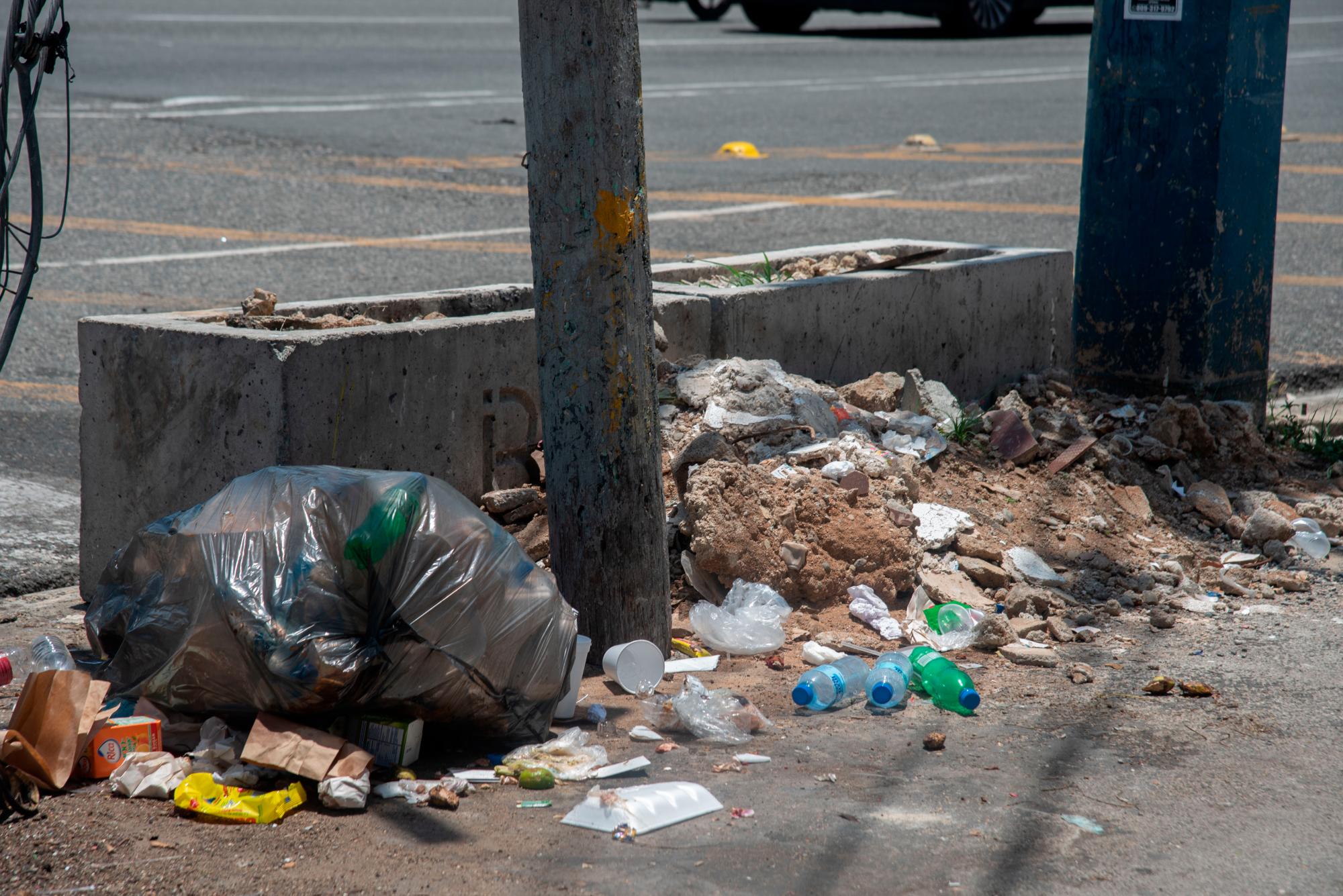Los camiones recolectores pasan, pero la gente saca la basura en cualquier momento, se informó.