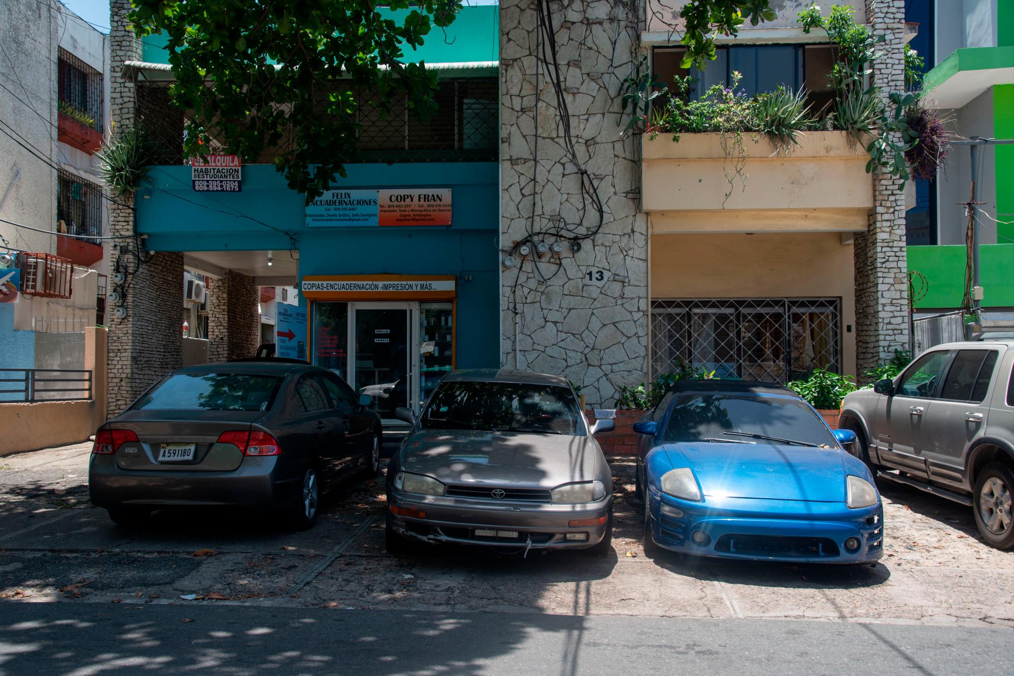 En lugares como este, en la calle Amín Abel Hasbún, las aceras son ocupadas por vehículos y los peatones tienen que caminar por la calle