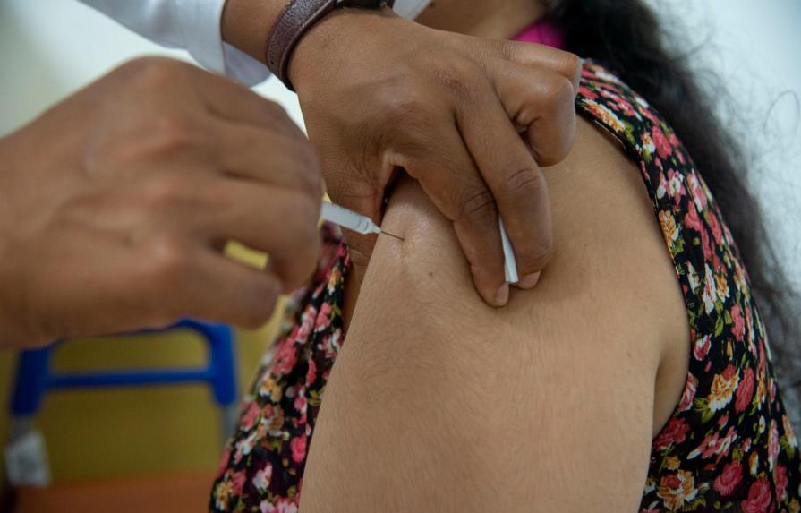 Especialistas enfrentados por el refuerzo a la vacuna contra el COVID-19