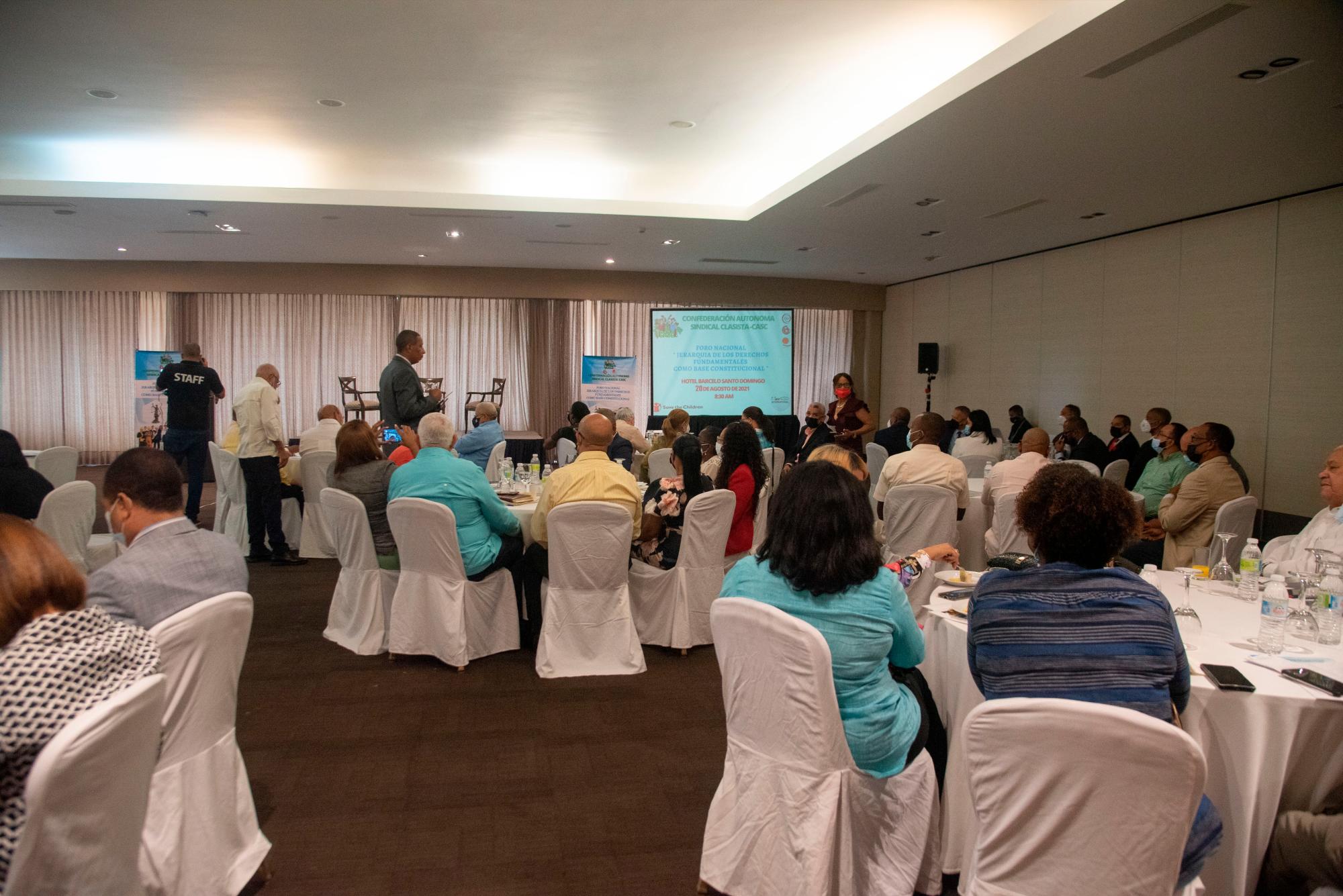 Participantes en el foro.