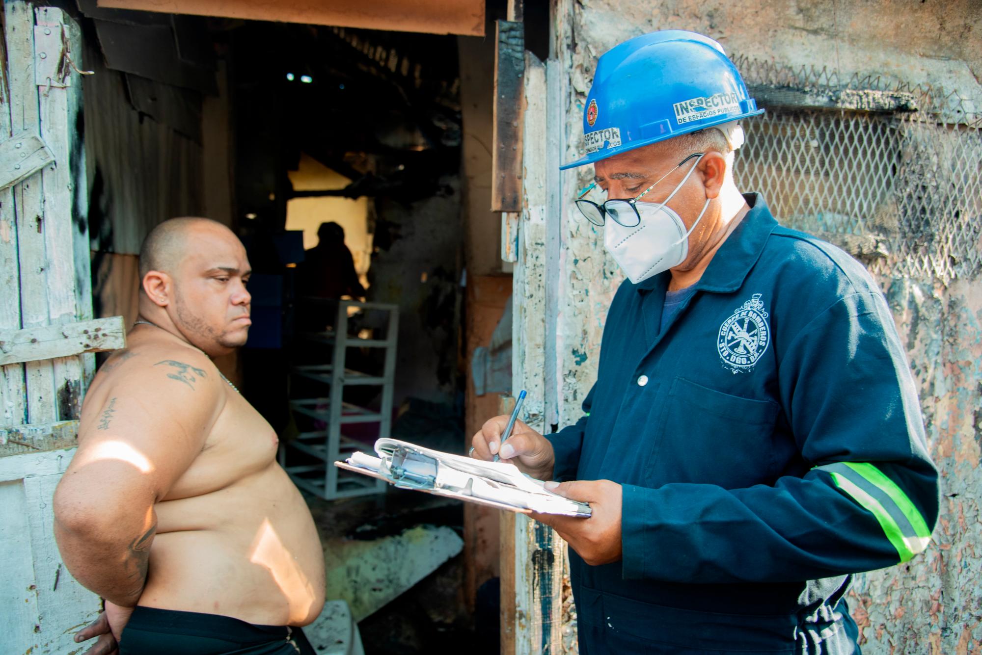 Miembro del Cuerpo de Bomberos anota los datos que le dicta uno de los afectados. (EDDY VITTINI)