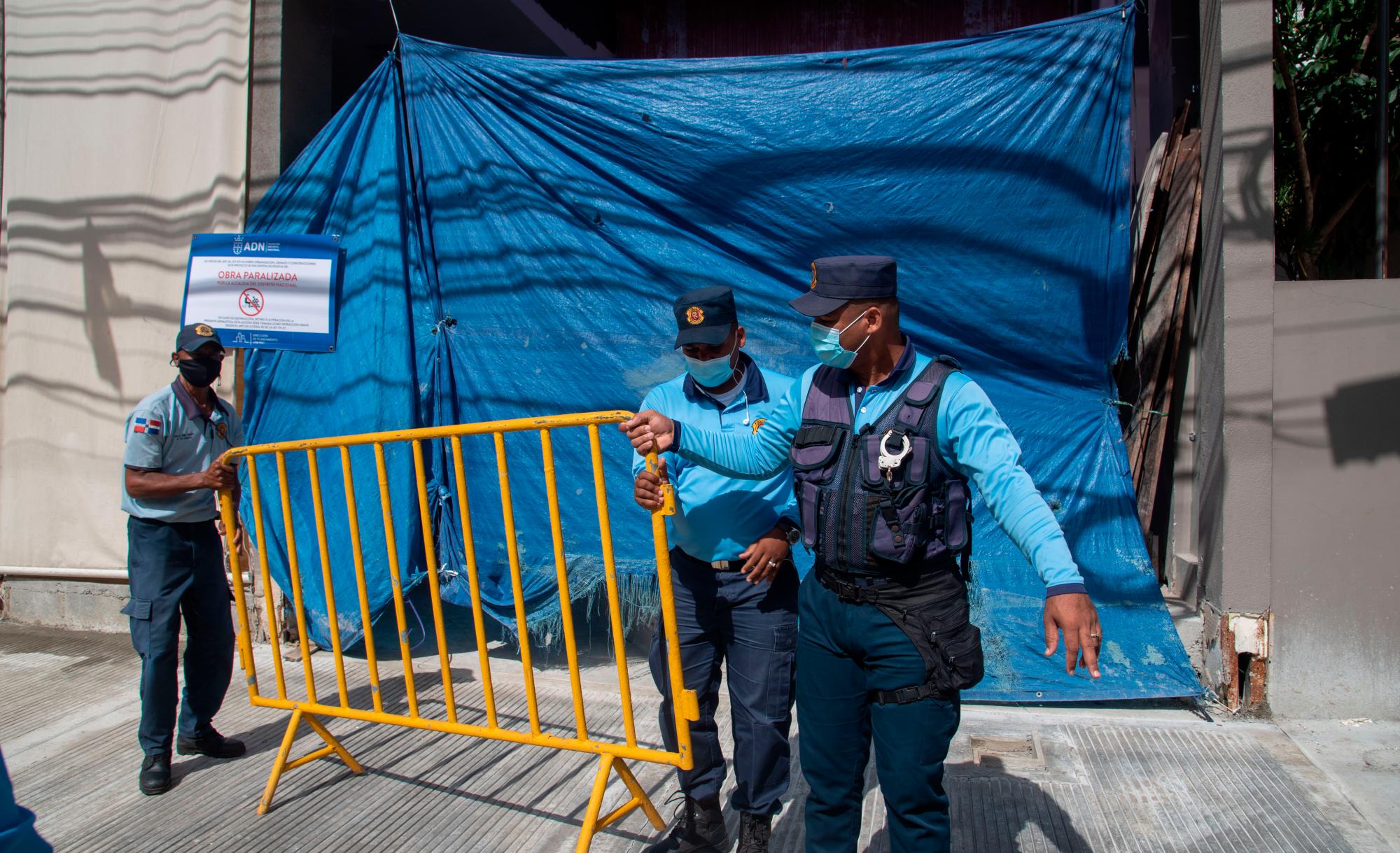Agentes de la Policía Municipal colocan las vallas para dejar clausurados los trabajos.  