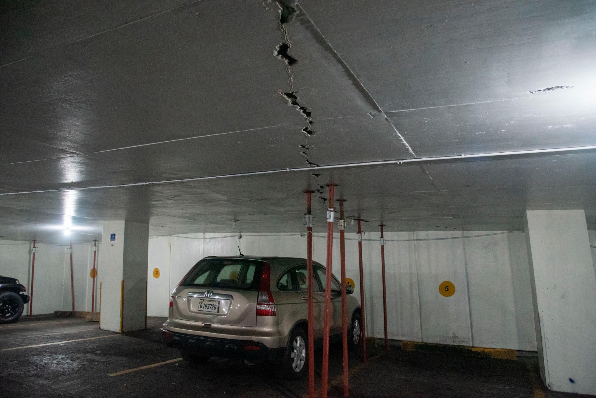 Una comisión del Ministerio de Obras Públicas acudió al lugar a inspeccionar la estructura. 