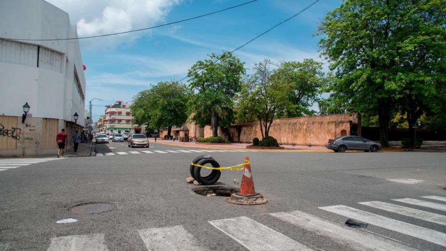 Peligro en la calle Palo Hicado esquina Simón Bolívar de Ciudad Colonial