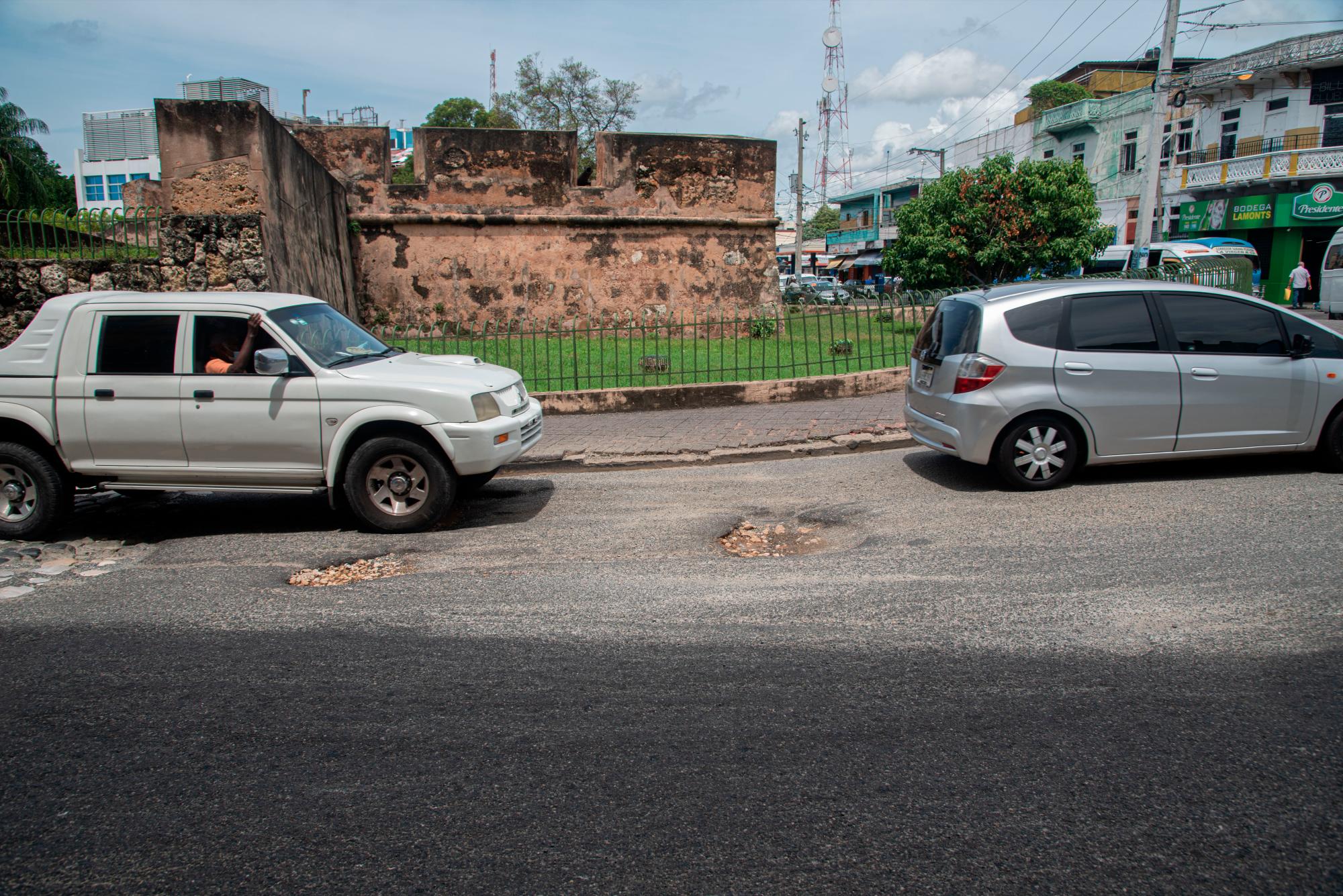 Los vehículos se afectan al pasar por el lugar.