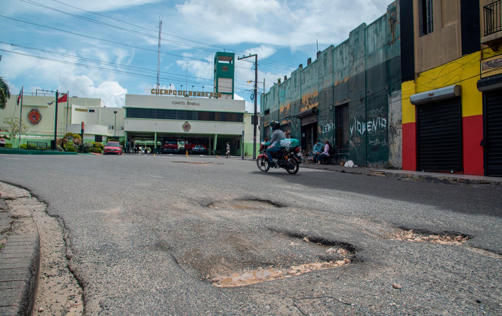 Estos hoyo tienen muchos meses frente a los bomberos de la avenida Mella.