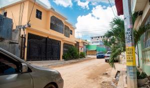 Exigen les arreglen calles y acondicionen ca&ntilde;ada en sector de Santo Domingo Norte