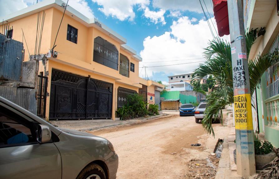 Exigen les arreglen calles y acondicionen cañada en sector de Santo Domingo Norte