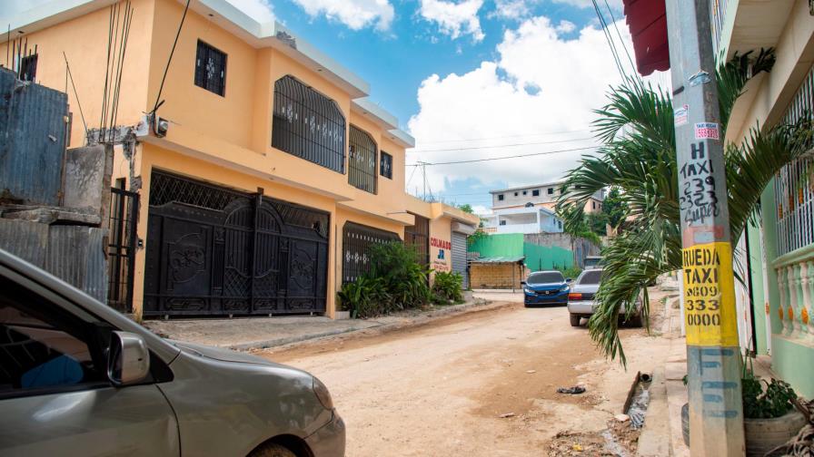 Exigen les arreglen calles y acondicionen cañada en sector de Santo Domingo Norte