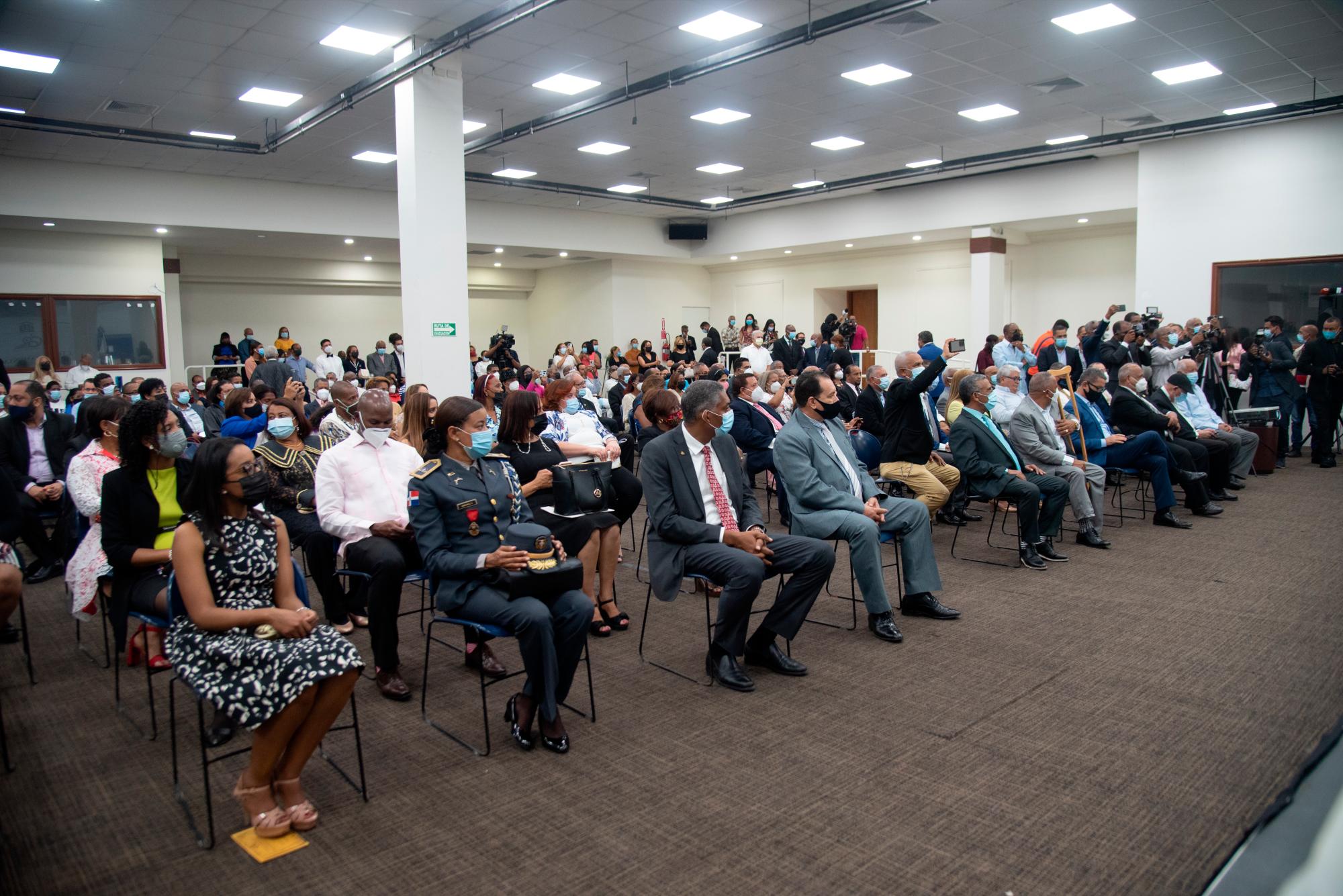 Periodistas y demás invitados al evento.