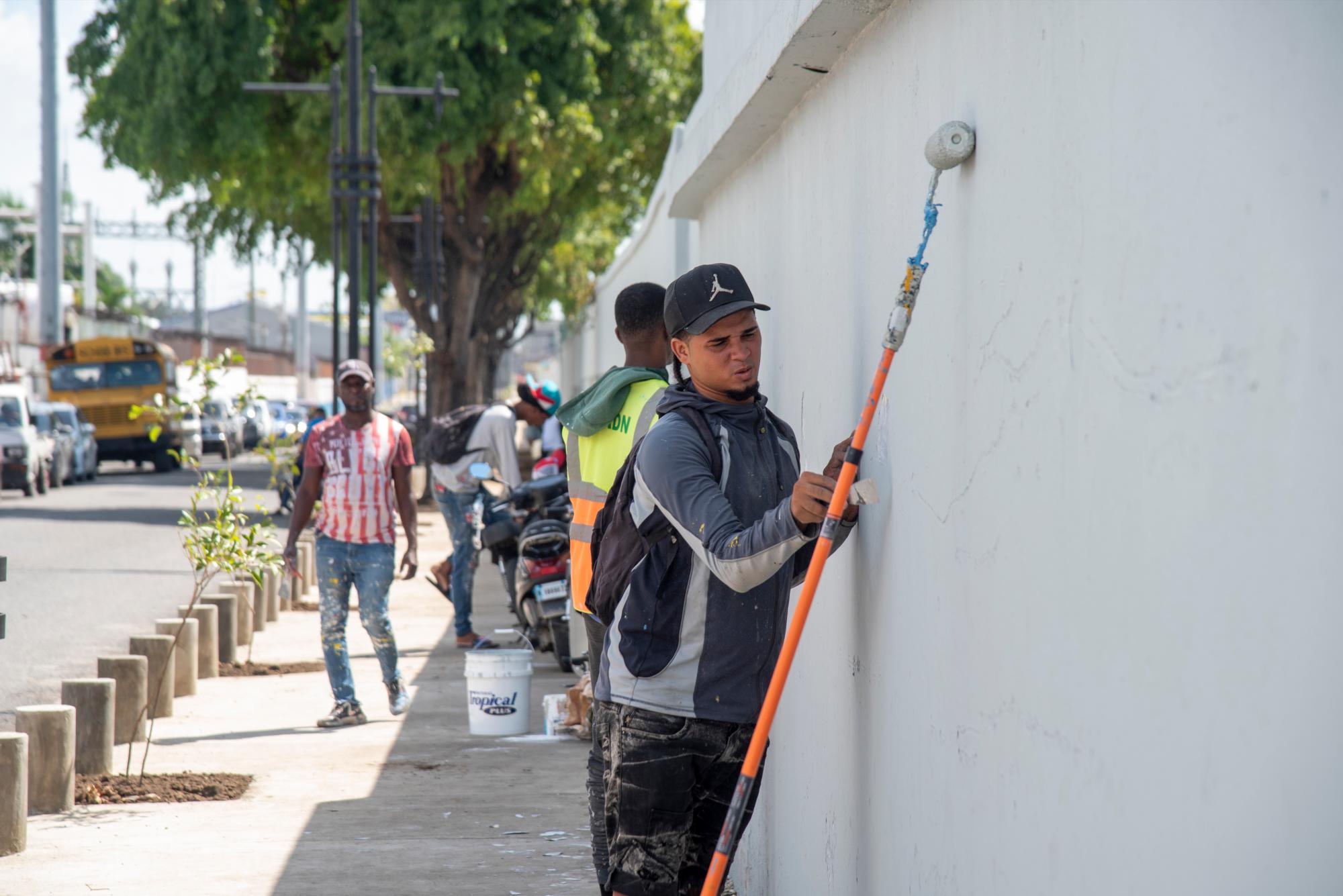 Trabajadores de la Alcaldía dan los toques finales a los trabajos.