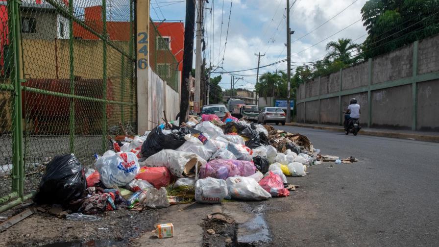 Basura sigue en calles y avenidas de Santo Domingo Este