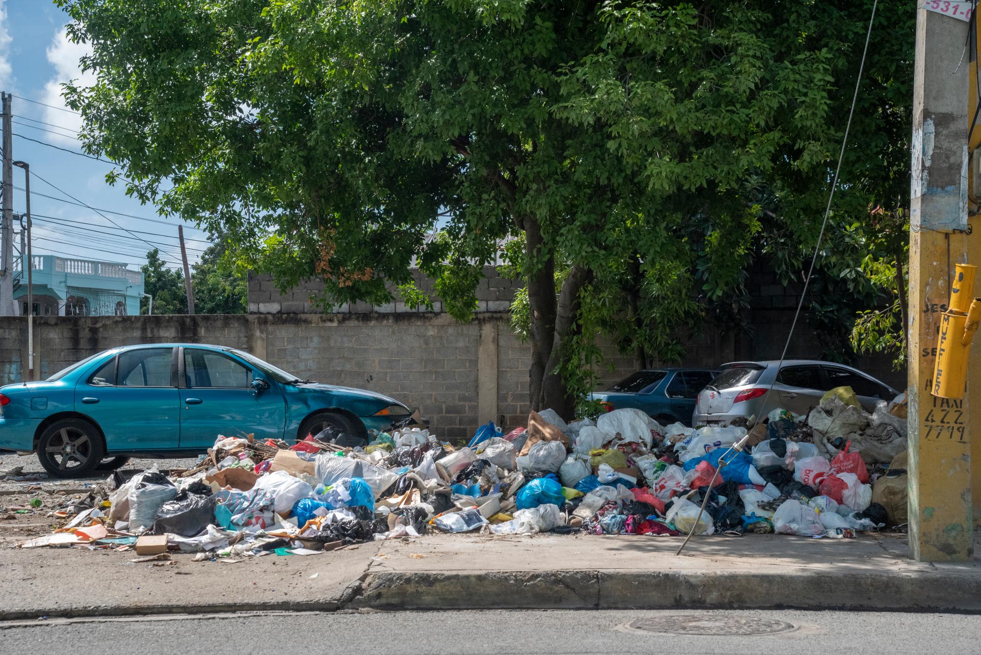 La gente lanza la basura en calles principales.