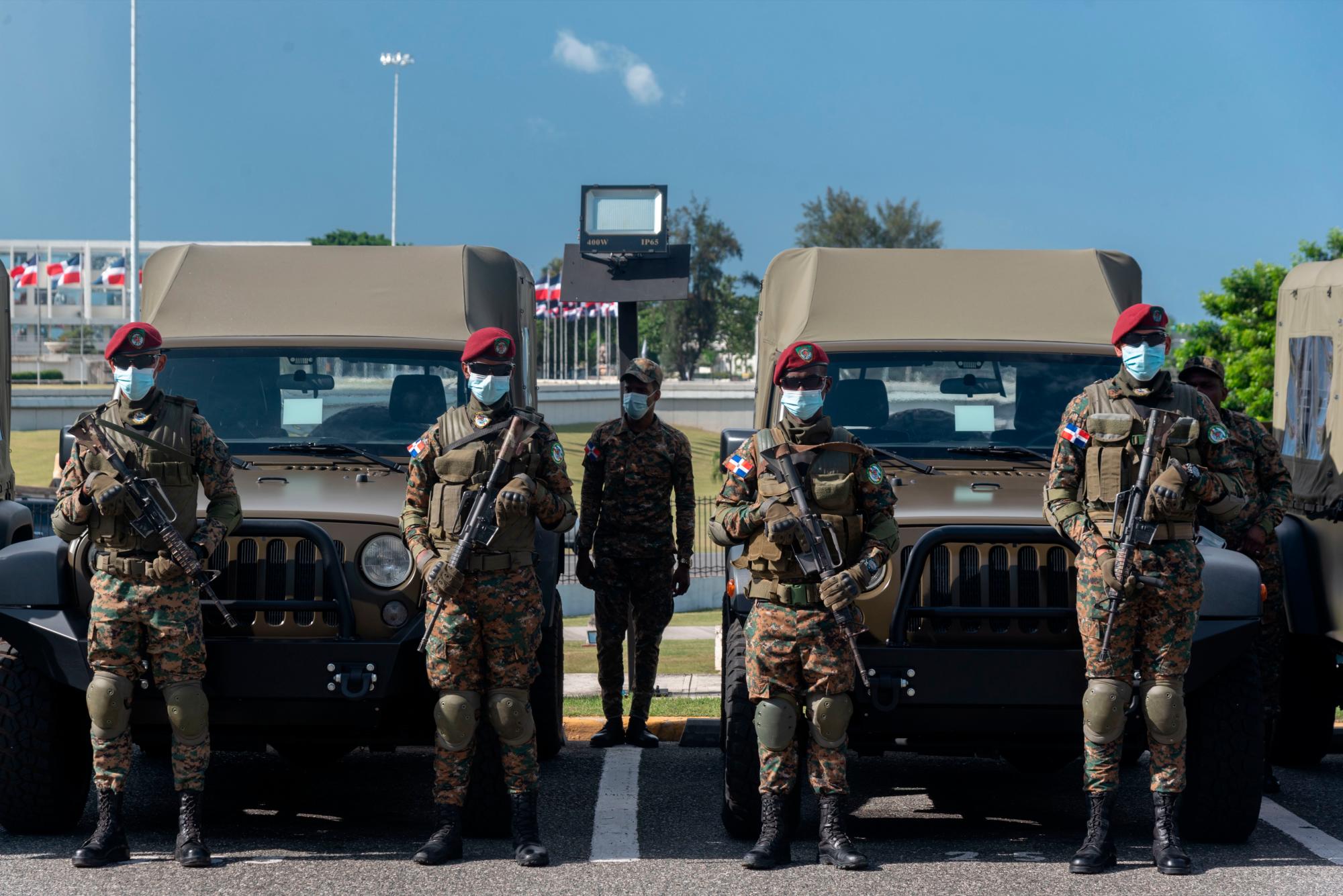Soldados dominicanos hacen guardia durante el acto de entrega.