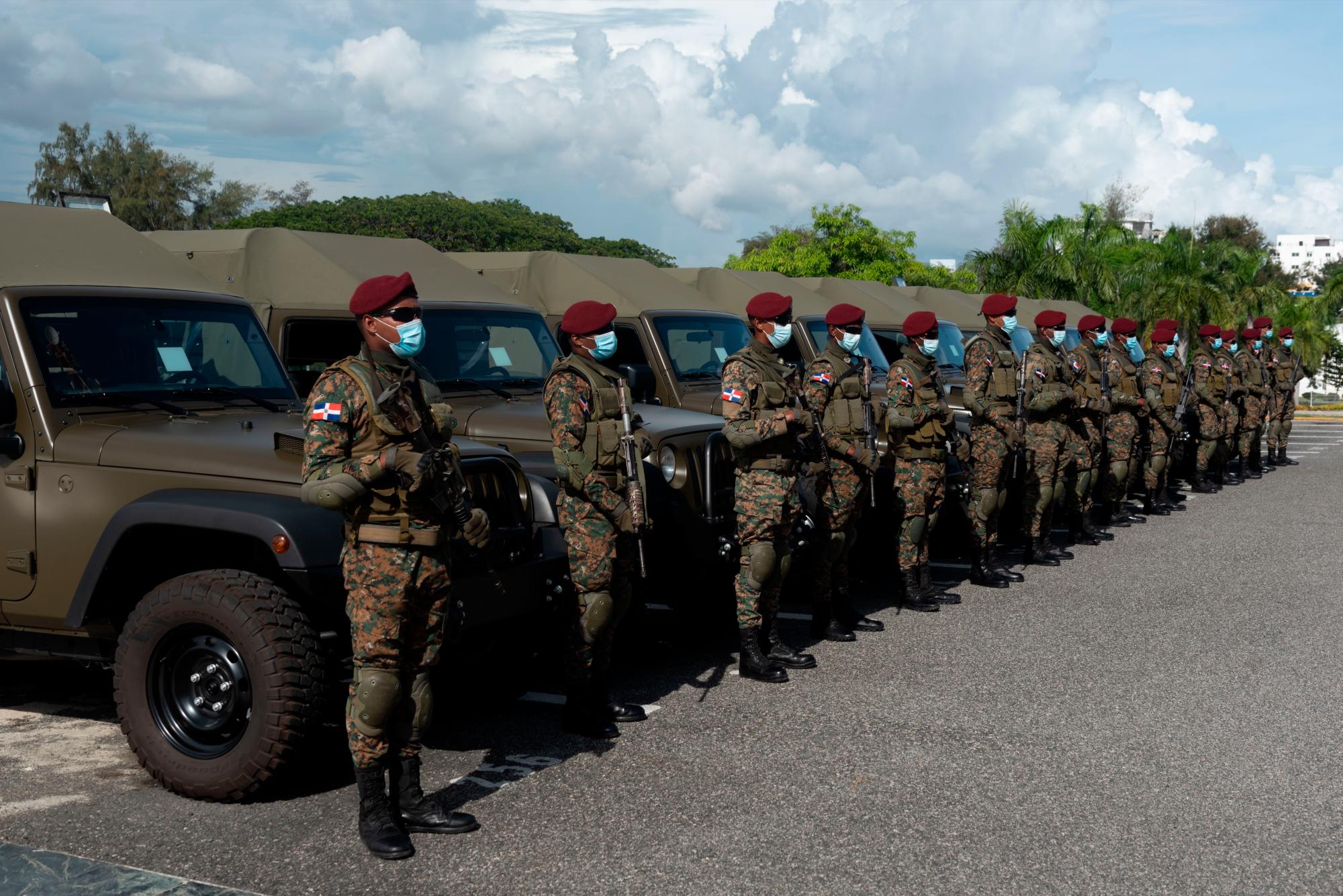Soldados dominicanos frente a las nuevas unidades. 