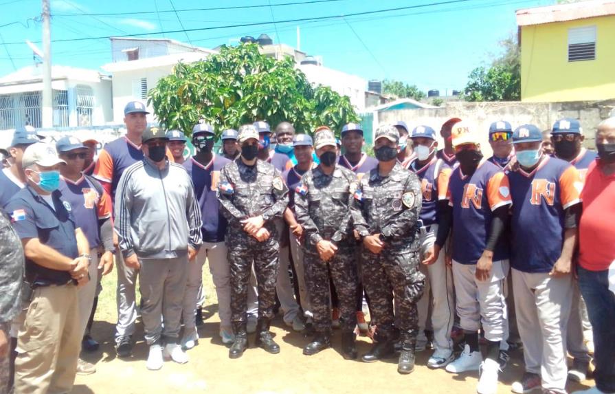 Policía Nacional y Yanquis de Nueva York donan utilería en Puerto Plata
