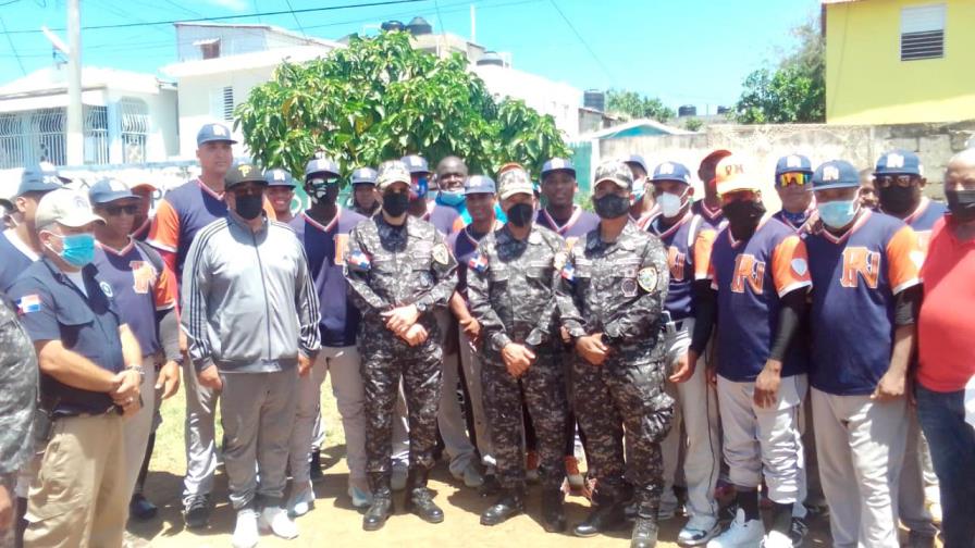 Policía Nacional y Yanquis de Nueva York donan utilería en Puerto Plata