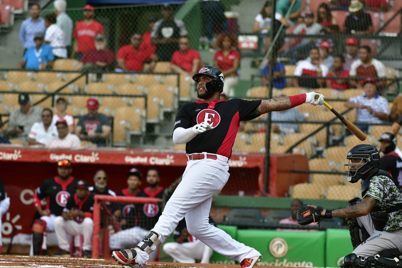 Edwin Espinal conectó jonrón para la primera carrera de los Leones del Escogido en el partido que los enfrentó a las Estrellas Orientales el sábado 16 de noviembre del 2019.