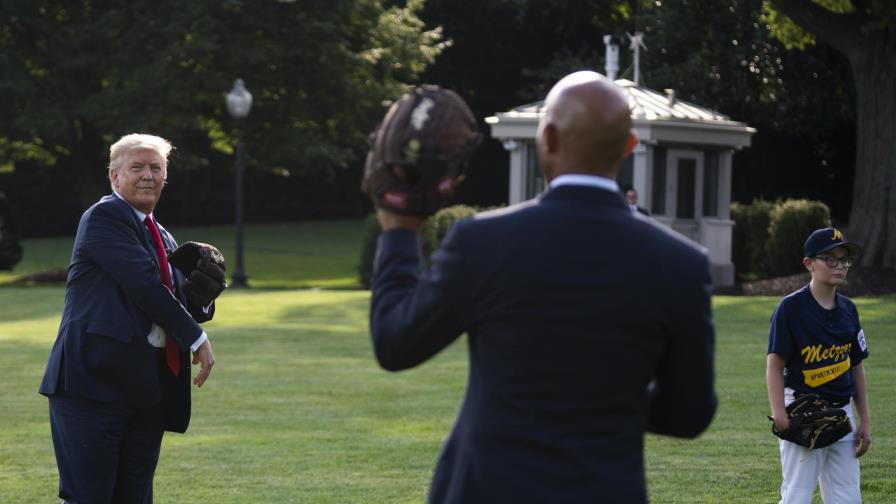 Trump y Mariano Rivera celebran día inaugural del béisbol