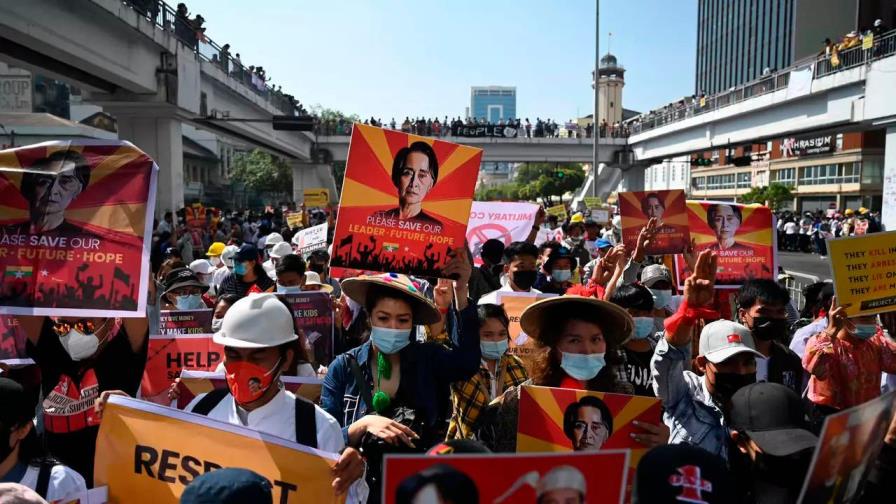 La represión de las protestas en Birmania se cobra su primera víctima mortal