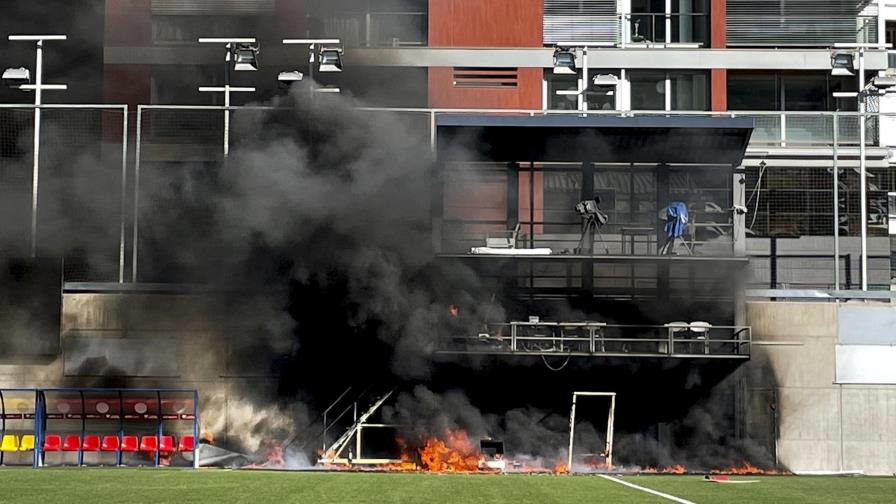 Estalla incendio en estadio en víspera de Inglaterra-Andorra