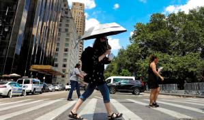 Nueva York amenaza con cerrar bares tras un fin de semana con muchedumbres