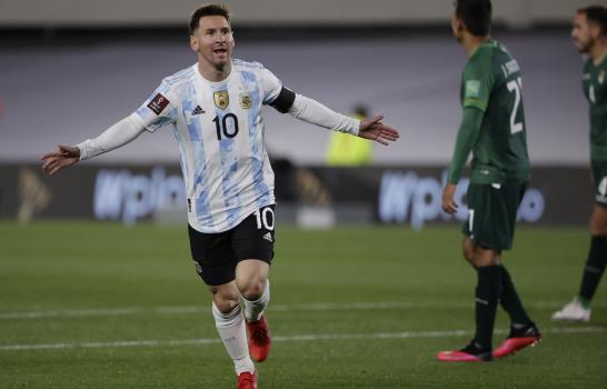 Messi bate récord de goles y Argentina delira