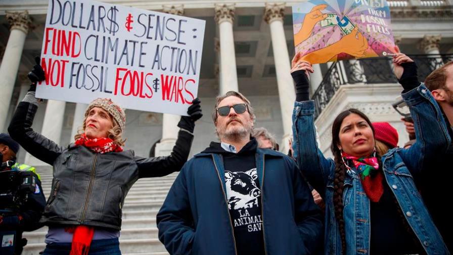 Arrestan a Joaquin Phoenix y Martin Sheen en una manifestación por el clima