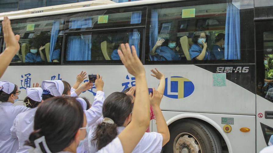 Ciudad china prohíbe salida de habitantes para frenar COVID